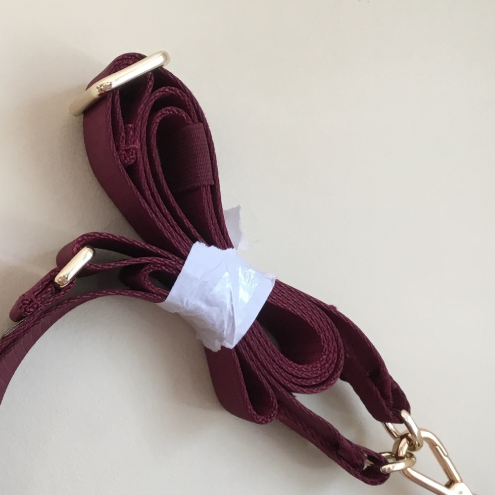 NEW Lululemon Adjustable Mini Shoulder Bag Wine Berry/Gold 3L - Picture 5 of 15